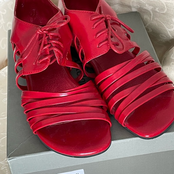 Antelope Red women sandals like new - Picture 11 of 13